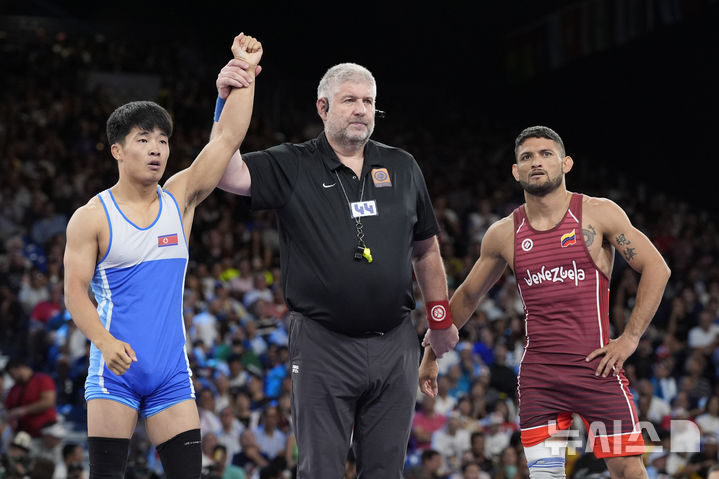 [파리=AP/뉴시스] 북한이 2024 파리 올림픽 레슬링, 다이빙, 복싱에서 각각 동메달을 따냈다는 소식을 주민들에게 짤막히 전했다. 사진은 북한의 리세웅(왼쪽)이 지난 6일(현지시각) 프랑스 파리 샹드마르스 경기장에서 열린 2024 파리올림픽 레슬링 남자 그레코로만형 60㎏급 동메달 결정전에서 호세 로드리게스 오로스코(베네수엘라)에게 승리하는 모습. 2024.08.07.