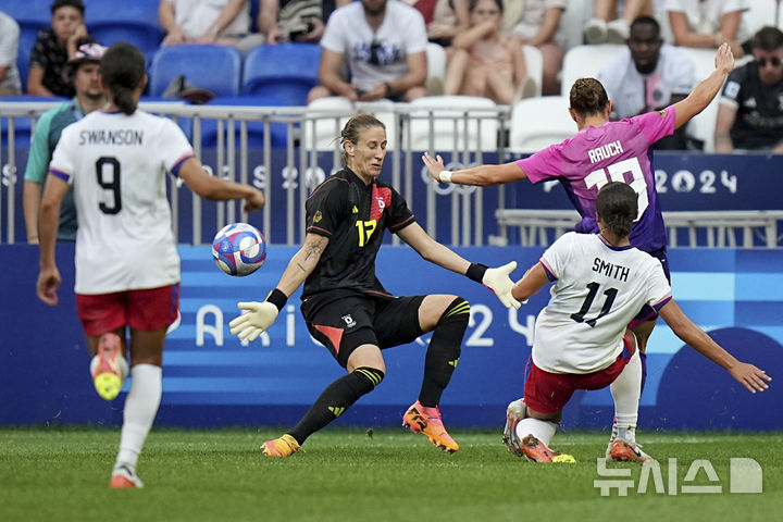 [리옹=AP/뉴시스] 7일(한국시각) 프랑스 리옹의 그루파마 스타디움에서 열린 '2024 파리올림픽' 여자 축구 준결승전에서 미국의 소피아 스미스(오른쪽)가 독일을 상대로 골을 넣고 있다. 2024.08.07.