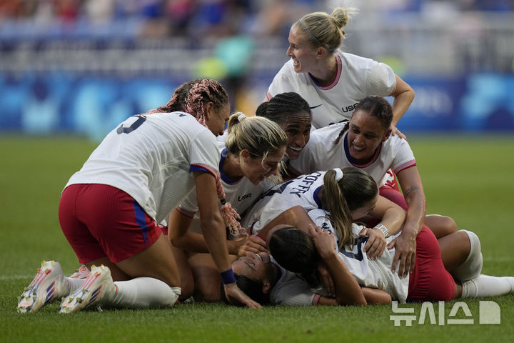 [리옹=AP/뉴시스] 7일(한국시각) 프랑스 리옹의 그루파마 스타디움에서 열린 '2024 파리올림픽' 여자 축구 준결승전에서 미국의 소피아 스미스(아래)가 독일을 상대로 골을 넣은 뒤 동료들의 축하를 받고 있다. 2024.08.07.