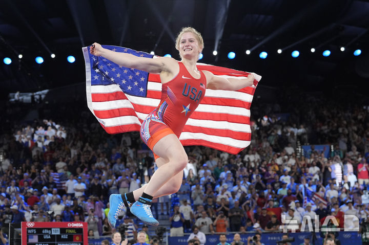 [파리=AP/뉴시스] 레슬링 선수 아미트 엘러(20·미국)가 미국 레슬링 역사상 최연소 금메달리스트에 등극했다. 사진은 6일(현지시각) 프랑스 파리의 샹 드 마르스 아레나에서 열린 2024 파리 올림픽 레슬링 여자 자유형 68㎏급 결승전에서 아미트 엘러가 미림 주마나자로바를 꺾은 후 세리머니를 하고 있는 모습. 2024.08.10.