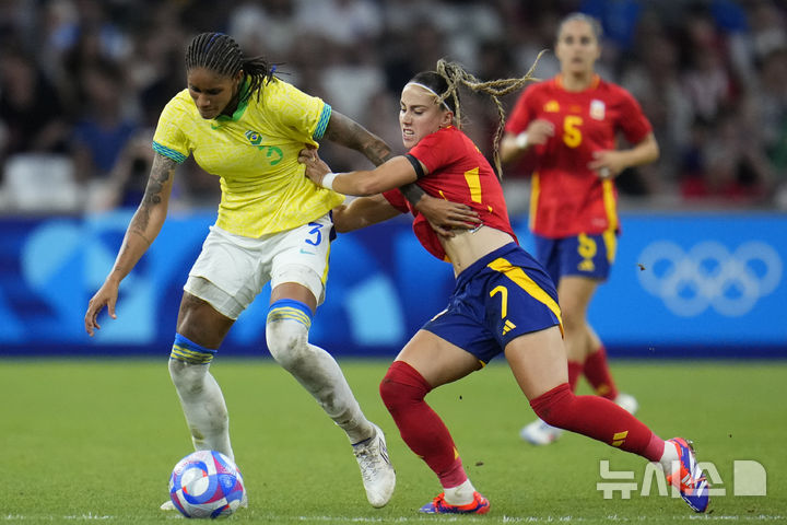[마르세유=AP/뉴시스] 7일(한국시각) 프랑스 마르세유 오랑주 벨로드롬에서 열린 '2024 파리올림픽' 여자 축구 준결승전에서 브라질의 타르시 아네(왼쪽)와 스페인의 아테네아 델카스티요가 볼 경합을 벌이고 있다. 2024.08.07.