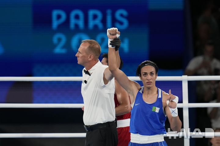 [파리=AP/뉴시스] 남성 호르몬 주입 선수에게 밀려 은메달을 차지했던 전 올림픽 수영 선수가 국제올림픽위원회(IOC)에 대해 "여성 선수들의 안전을 지키지 못하고 있다"고 비판했다. 사진은 성별 논란이 일었던 이만 켈리프(알제리)가 지난 7일(한국시각) 프랑스 파리의 노스 아레나에서 열린 2024 파리올림픽 복싱 여자 66㎏급 4강전에서 재엠 수완나펭(태국)을 꺾고 세리머니하고 있는 모습. 2024.08.07.