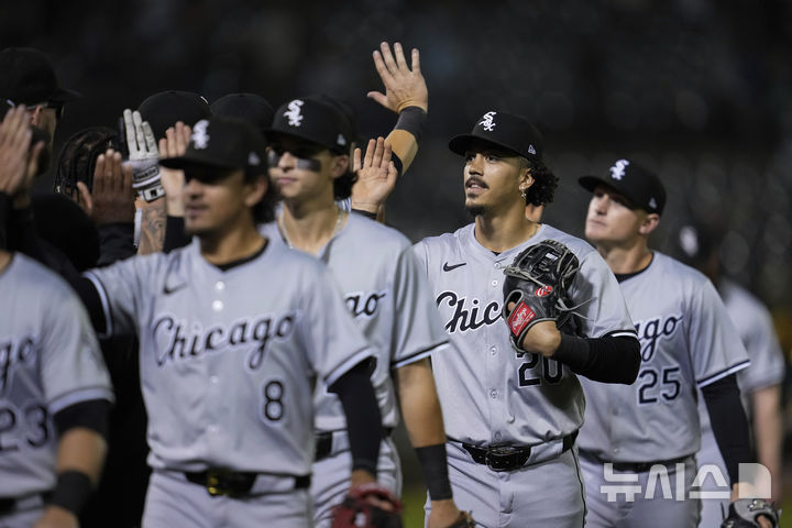 [오클랜드=AP/뉴시스] 메이저리그(MLB) 시카고 화이트삭스가 7일(한국시각) 미국 캘리포니아주 오클랜드 콜리세움에서 열린 2024 MLB 오클랜드 애슬레틱스와 원정경기에서 5-1로 이긴 뒤 하이파이브를 하고 있다. 2024.08.07