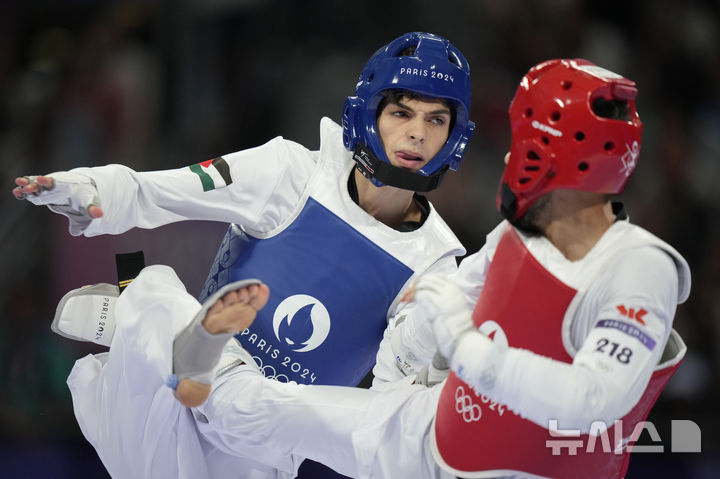 [파리=AP/뉴시스] 태권도 난민 선수인 하디 티란발리푸르와 팔레스타인의 오마르 야세르 이스마일이 7일(한국시각) 프랑스 파리 그랑 팔레에서 열린 대회 태권도 남자 58㎏급 16강전에서 경기를 하고 있다. 2024.08.07