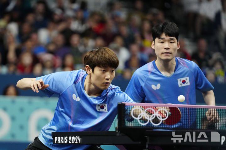 [파리=AP/뉴시스] 한국 탁구 남자 대표팀의 조대성(왼쪽)과 장우진이 7일 오전(현지시각) 프랑스 파리의 사우스 파리 아레나에서 열린 대회 탁구 남자 단체전 8강전에서 '우승 후보' 마룽, 왕추친, 판젠동으로 꾸려진 중국 대표팀과 경기하고 있다. 2024.08.07.