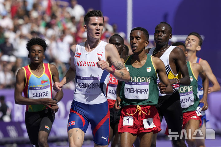 [파리=AP/뉴시스] 7일(한국시각) 프랑스 파리 스타드 드 프랑스에서 열린 남자 육상 5000m 예선.