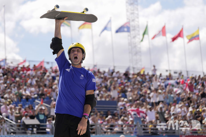 [파리=AP/뉴시스] 2024 파리 올림픽 스케이트보드 남자 파크에 출전한 앤드루 맥도널드. 2024. 8. 7.