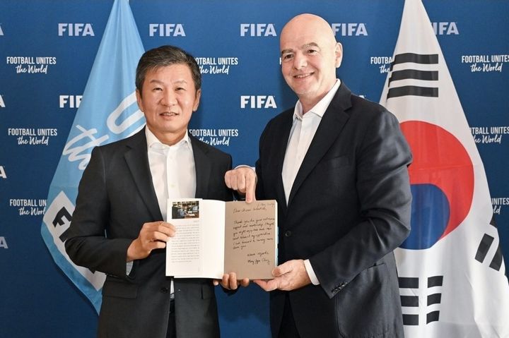 [서울=뉴시스] 잔니 인판티노 국제축구연맹(FIFA) 회장이 7일(한국시각) 자신의 사회관계망서비스(SNS)에 정몽규 대한축구협회 회장과 만난 사진을 게시했다. (사진=잔니 인판티노 FIFA 회장 SNS 캡처) 2024.08.07. *재판매 및 DB 금지