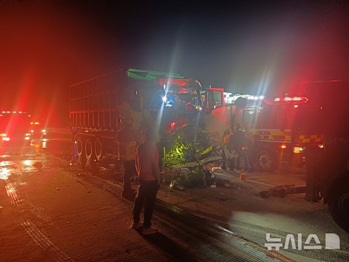 [괴산=뉴시스] 지난 6일 오후 충북 괴산군 연풍면 주진리 중부내륙고속도로 하행선 문경새재 터널 근처에서 25ｔ화물차가 트레일러 화물차를 추돌했다. (사진= 괴산소방서 제공) 2024.08.07. photo@newsis.com *재판매 및 DB 금지