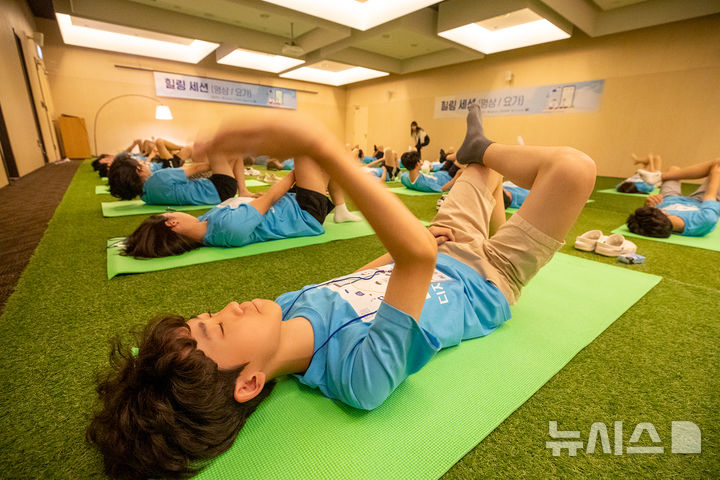 [서울=뉴시스]KT가 지난 6일 서울 서대문구 연세대학교 백양누리에서 청소년들의 디지털 기기 의존을 줄이기 위한 ‘디지털 디톡스 캠프’를 성료했다고 7일 밝혔다. 사진은 서울 연세대학교 서대문구 백양누리에서 디지털 디톡스 캠프에 참여한 중학생들이 ‘스마트폰을 대체한 아날로그의 즐거움’을 주제로 한 프로그램에 참여한 모습. (사진=KT 제공) 