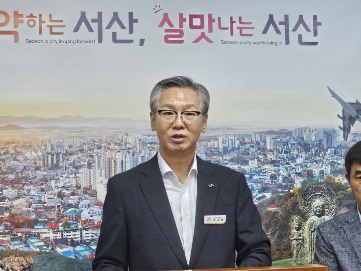 [서산=뉴시스] 김덕진 기자=7일 서산시청 브리핑룸에서 일자리경제과 박경환 과장이 소상공인 경영지원 사업 확대 실시를 주제로 정례 브리핑을 갖고 있다. 2024.08.07. spark@newsis.com *재판매 및 DB 금지