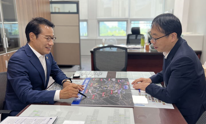 7일 남원시의 2025년도 정부예산 확보를 위해 기획재정부를 방문한 최경식 남원시장(왼쪽)이 기재부 정덕영 행정국방예산심의관(오른쪽)을 만나 예산이 필요한 남원시의 주요사업을 설명하고 있다. *재판매 및 DB 금지