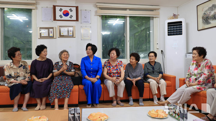 [과천=뉴시스] 신계용 시장(파랑색 옷)이 경로당을 찾아 어르신들과 대화를 하는 등 여름철 건강을 살피고 있다. (사진=과천시 제공). 2024.08.07. photo@newsis.com  