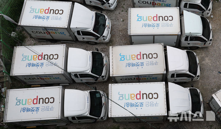 [서울=뉴시스] 추상철 기자 = 쿠팡 와우멤버십 요금이 월 7890원(기존 4990원)으로 인상된 7일 오전 서울 중구의 한 주차장에 쿠팡 배달 차량이 주차돼 있다. 2024.08.07. scchoo@newsis.com