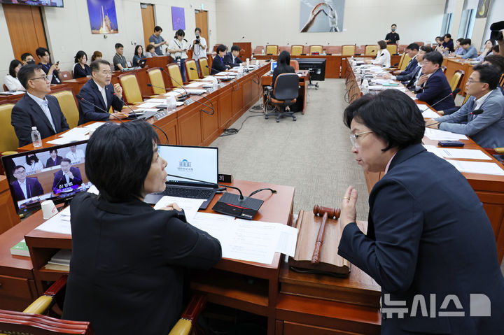 [서울=뉴시스] 조성우 기자 = 7일 오전 서울 여의도 국회에서 열린 과학기술정보방송통신위원회 전체회의에서 최민희(왼쪽) 위원장과 김현 더불어민주당 간사와 대화하고 있다. 2024.08.07. xconfind@newsis.com