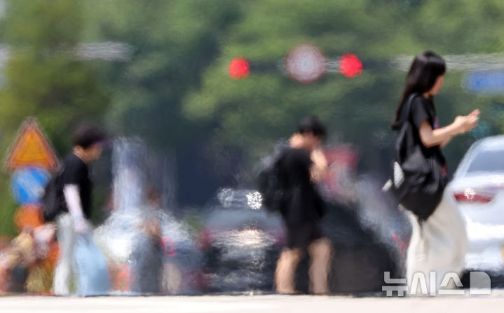 [부산=뉴시스] 하경민 기자 = 지난 7일 해운대구의 한 도로에서 아지랑이가 피어 오르고 있는 모습. 2024.08.07. yulnetphoto@newsis.com