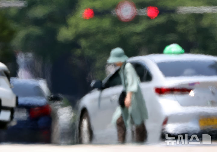 [부산=뉴시스] 하경민 기자 = 부산 전 지역에 폭염경보가 발효 중인 지난달 7일 해운대구의 한 도로에서 아지랑이가 피어 오르고 있다. (해당 사진은 기사와 직접 관련이 없습니다.) 2024.08.07. yulnetphoto@newsis.com