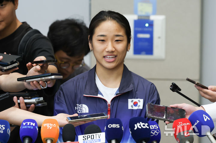 [인천공항=뉴시스] 홍효식 기자 = 2024 파리 올림픽 배드민턴 여자 단식에서 금메달을 획득한 안세영 선수가 7일 오후 인천국제공항 제2여객터미널을 통해 귀국한 뒤 취재진 질문에 답하고 있다. 2024.08.07. yesphoto@newsis.com