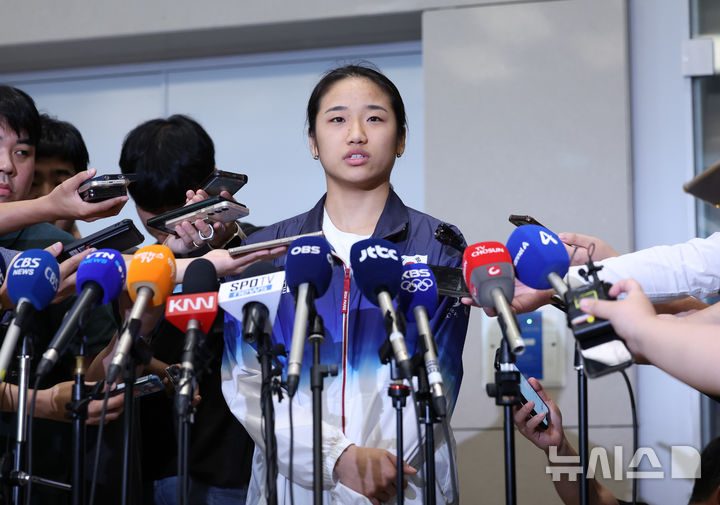 [인천공항=뉴시스] 홍효식 기자 = 2024 파리 올림픽 배드민턴 여자 단식에서 금메달을 획득한 안세영 선수가 7일 오후 인천국제공항 제2여객터미널을 통해 귀국한 뒤 취재진 질문에 답하고 있다. 2024.08.07. yesphoto@newsis.com