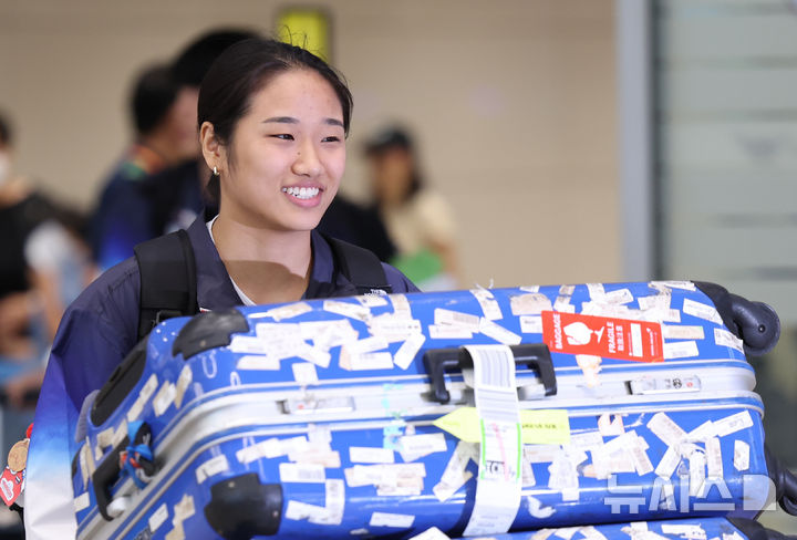 [인천공항=뉴시스] 홍효식 기자 = 2024 파리 올림픽 배드민턴 여자 단식에서 금메달을 획득한 안세영 선수가 7일 오후 인천국제공항 제2여객터미널을 통해 귀국하고 있다. 2024.08.07. yesphoto@newsis.com