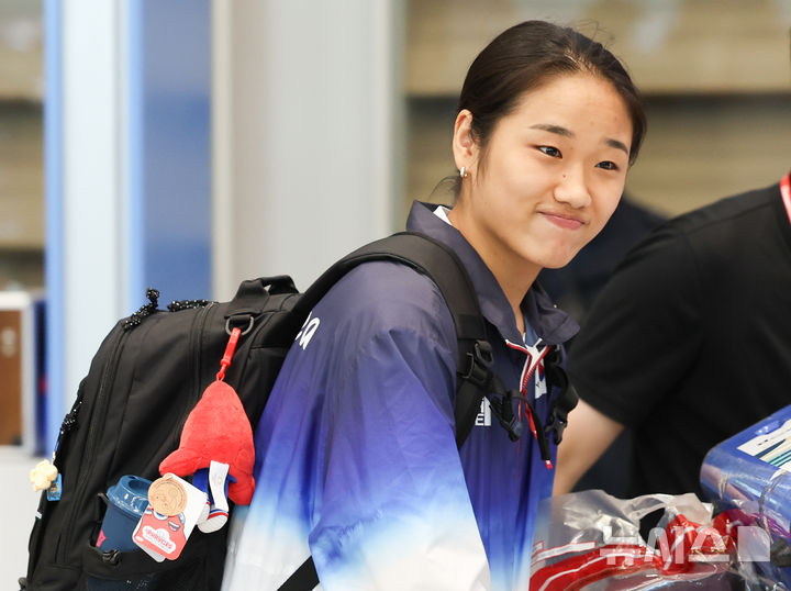 [인천공항=뉴시스] 홍효식 기자 = 2024 파리 올림픽 배드민턴 여자 단식에서 금메달을 획득한 안세영 선수가 7일 오후 인천국제공항 제2여객터미널을 통해 귀국하고 있다. 2024.08.07. yesphoto@newsis.com