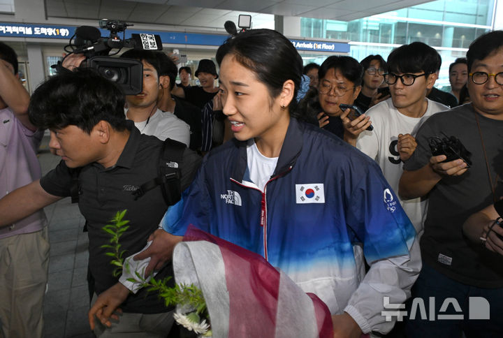 [인천공항=뉴시스] 홍효식 기자 = 2024 파리올림픽 배드민턴 여자 단식 금메달리스트 안세영이 7일 인천국제공항을 통해 귀국하고 있다. (공동취재) 2024.08.07. photo@newsis.com