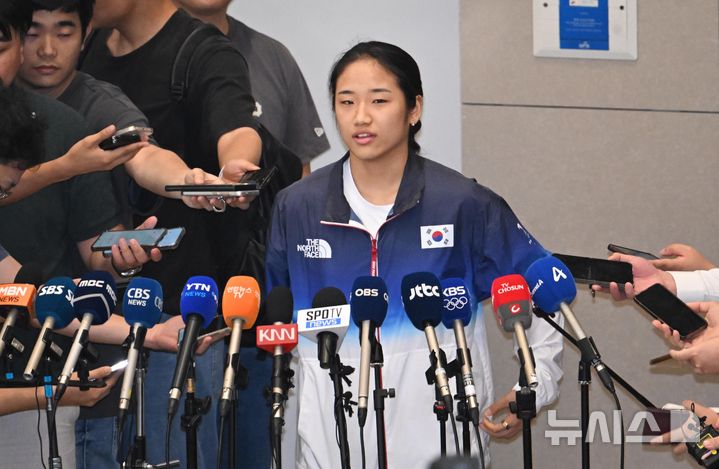 [인천공항=뉴시스] 홍효식 기자 = 2024 파리올림픽 배드민턴 여자 단식 금메달리스트 안세영이 7일 인천국제공항을 통해 귀국해 취재진과 인터뷰를 하고 있다. (공동취재) 2024.08.07. photo@newsis.com