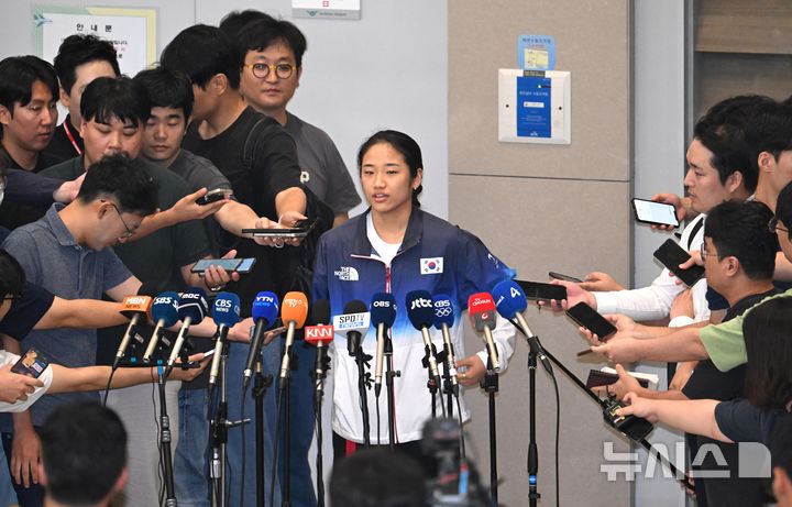 [인천공항=뉴시스] 홍효식 기자 = 2024 파리올림픽 배드민턴 여자 단식 금메달리스트 안세영이 7일 인천국제공항을 통해 귀국해 취재진과 인터뷰를 하고 있다. (공동취재) 2024.08.07. photo@newsis.com