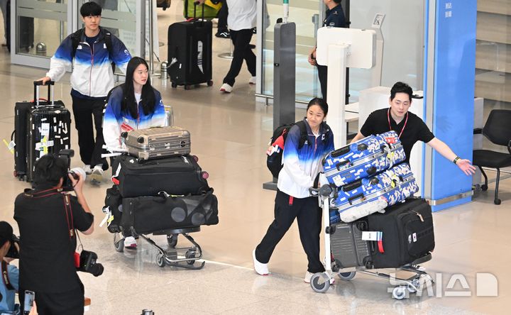 [인천공항=뉴시스] 홍효식 기자 = 2024 파리올림픽 배드민턴 여자 단식 금메달리스트 안세영이 7일 인천국제공항을 통해 귀국하고 있다. (공동취재) 2024.08.07. photo@newsis.com