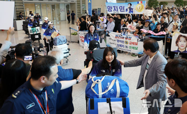 [인천공항=뉴시스] 홍효식 기자 = 2024 파리 올림픽 사격 국가대표팀이 7일 오후 인천국제공항 제2여객터미널을 통해 귀국하고 있다. 2024.08.07. yesphoto@newsis.com