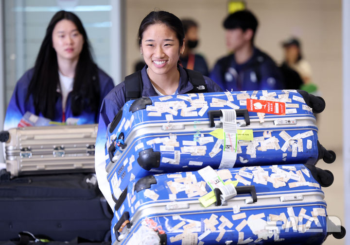 [인천공항=뉴시스] 홍효식 기자 = 2024 파리 올림픽 배드민턴 여자 단식에서 금메달을 획득한 안세영 선수가 7일 오후 인천국제공항 제2여객터미널을 통해 귀국하고 있다. 2024.08.07. yesphoto@newsis.com