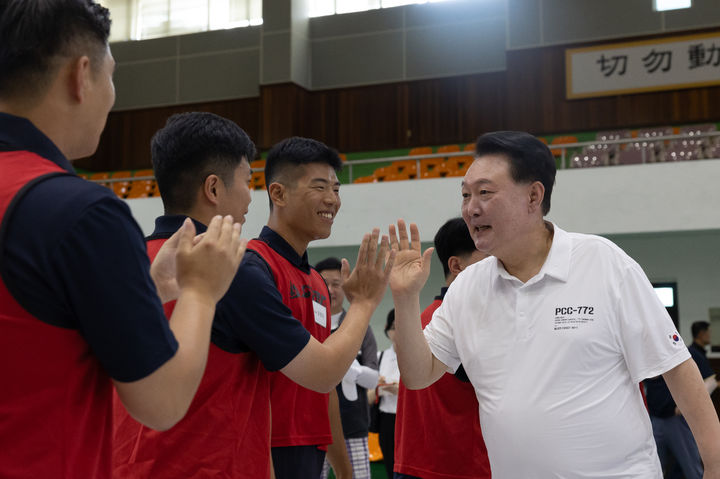 [서울=뉴시스]  조수정 기자 = 여름 휴가중인 윤석열 대통령이 7일 경남 창원시 해군 진해기지사령부 체육관를 찾아 해군 및 해병대 장병들을 격려하며 하이파이브 하고 있다. (사진=대통령실 제공) 2024.08.07. photo@newsis.com *재판매 및 DB 금지