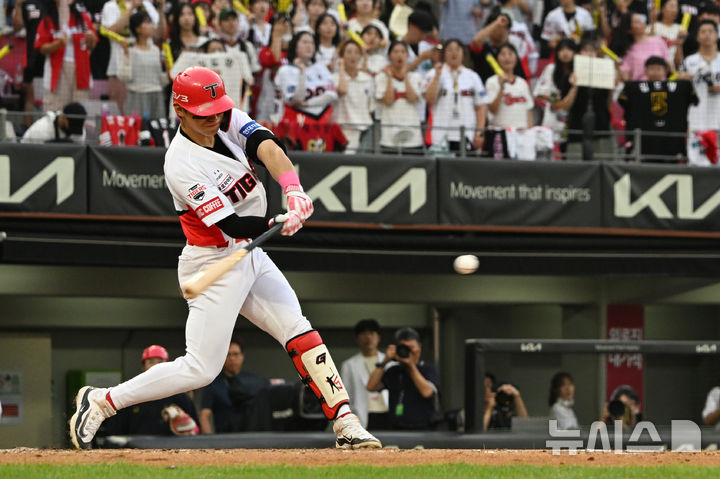 [광주=뉴시스] 이영주 기자 = 7일 오후 광주 북구 광주-기아챔피언스필드에서 열린 2024 신한 SOL뱅크 KBO리그 KIA 타이거즈 대 KT 위즈의 경기, 1회 말 KIA 김도영이 방망이를 휘두르고 있다. 이날 기준 김도영은 시즌 30 홈런까지 단 한개를 남겨두고 있다. 2024.08.07. leeyj2578@newsis.com