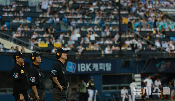 [서울=뉴시스] 고범준 기자 = 지난달 7일 오후 서울 송파구 잠실야구장에서 열린 2024 KBO리그 두산 베어스와 LG 트윈스의 경기, 3회초 2사 1루 LG 오스틴 타석 때 1루주자 신민재의 도루와 관련해 심판들이 비디오 판독을 하고 있다. 결과는 아웃. 2024.08.07. bjko@newsis.com