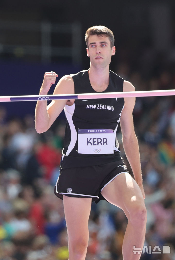 [파리=뉴시스] 김진아 기자 = 뉴질랜드 해미시 커가 지난해 8월7일(현지시각) 프랑스 파리 스타드 드 프랑스에서 열린 2024 파리 올림픽 육상 남자 높이뛰기 예선에서 2m27을 성공한 뒤 기뻐하고 있다. 2024.08.07. bluesoda@newsis.com