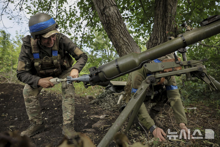 [차시브야르(우크라이나)=AP/뉴시스] 우크라이나군이 러시아 쿠르스크 지역에 대한 국경 너머 공격을 시작한 지난 6일 우크라이나 제24 기계화 여단의 병사들이 러시아 진지를 향해 이젤 대전차 수류탄발사기 SPG9를 발사하고 있다. 2024.08.14.