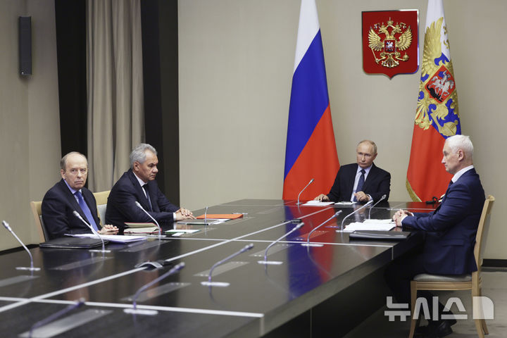 [모스크바=AP/뉴시스] 블라디미르 푸틴 러시아 대통령이 7일(현지시각) 모스크바 외곽 노보-오가료보 관저에서 우크라이나군의 러시아 쿠르스크 지상 공격과 관련해 회의를 하고 있다. 왼쪽부터 알렉산드르 보르트니코프 연방보안국(FSB) 국장과 세르게이 쇼이구 안보회의 서기, 푸틴 대통령, 안드레이 벨로우소프 국방장관. 2024.08.08.