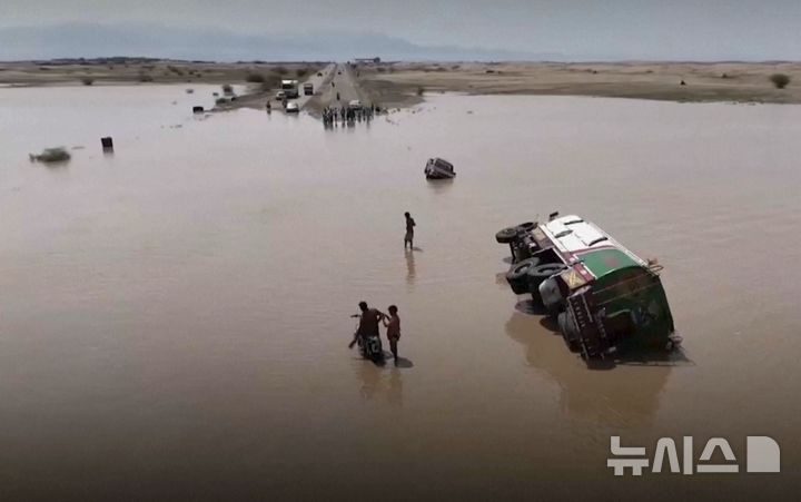[호데이다=AP/뉴시스] 8월7일 예멘 남부 도시 호데이다에서 폭우로 인한 홍수가 발생해 물에 잠긴 도로 주변에 버스 한 대가 전도돼 있다. 북부 마리브주에서도 11일까지 61명이 숨지고 난민 7천여가구가 수해를 입었다. 2024. 08.12.&nbsp; 