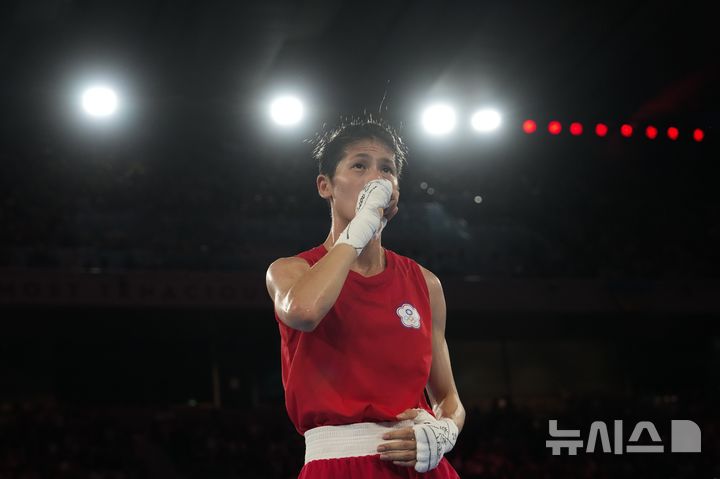 [파리=AP/뉴시스] XY 염색체를 가진 복싱선수 린위팅이 2024 파리 올림픽 여자 복싱 결승에 진출했다. 사진은 7일(현지시각) 대회 복싱 여자 57㎏급 준결승전에서 린위팅이 일디즈를 꺾고 승리한 뒤 세리머니를 하고 있는 모습. 2024.08.08.