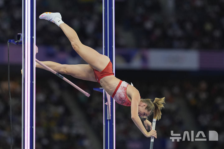 [파리=AP/뉴시스] 파리 올림픽 육상 여자 장대높이뛰기에서 동메달을 따낸 알리샤 뉴먼(캐나다) 모습. 2024.08.08. 