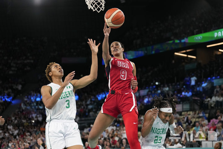[파리=AP/뉴시스] '전대미문' 올림픽 8연패에 도전하는 미국 여자 농구대표팀이 2024 파리올림픽에서 나이지리아를 꺾고 4강에 안착했다. 사진은 미국 여자 농구팀 에이자 윌슨(가운데)이 8일(한국시각) 프랑스 파리 베르시 아레나에서 열린 대회 여자농구 8강전에서 나이지리아를 상대로 슛을 시도하는 모습. 2024.08.08.