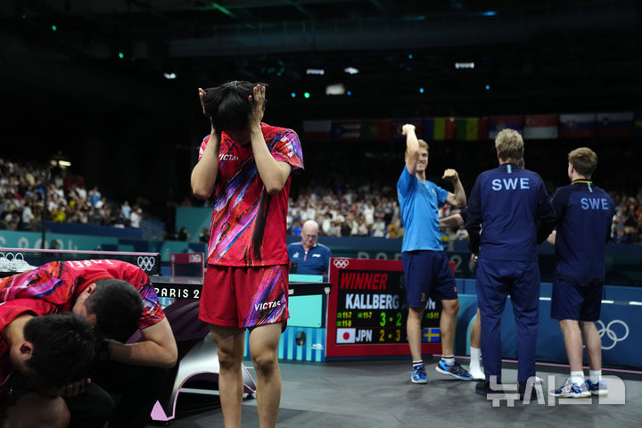 [파리=AP/뉴시스] 안톤 칼버그(26), 크리스티안 칼손(33), 트룰스 뫼르고드(22)로 구성된 스웨덴은 8일(한국시각) 프랑스 파리 사우스 파리 아레나4에서 열린 일본과의 2024 파리올림픽 탁구 남자 단체전 4강에서 매치 스코어 3-2로 역전승을 거뒀다. 사진은 경기 후 슬퍼하는 일본팀(왼쪽·붉은색 유니폼)과 기뻐하는 스웨덴 팀. 2024.08.08.