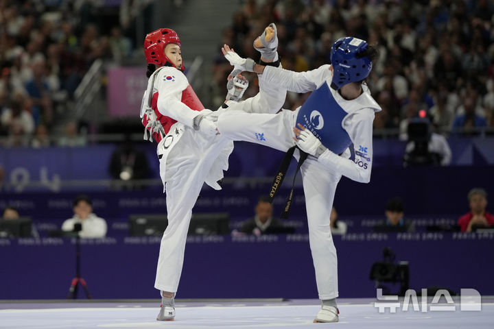 [파리=AP/뉴시스] 한국 태권도의 김유진이 8일 오전(현지시각) 프랑스 파리의 그랑 팔레에서 열린 대회 태권도 여자 57㎏급 16강에서 하티제 퀴브라 일귄(튀르키예·5위)와 경기하고 있다. 2024.08.08.