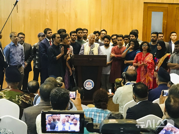 [다카(방글라데시)=AP/뉴시스]8일 방글라데시로 귀국한 차기 지도자 무함마드 유누스가 도착 직후 공항에서 기자들에게 브리핑하고 있다. 그는 질서를 회복하는 것이 자신의 최우선 과제라며 "모든 방글라데시 국민들은 한 가족이다. 우리는 단결해야만 한다, 방글라데시는 엄청난 가능성을 가지고 있다"고 말했다. 2024.08.08.