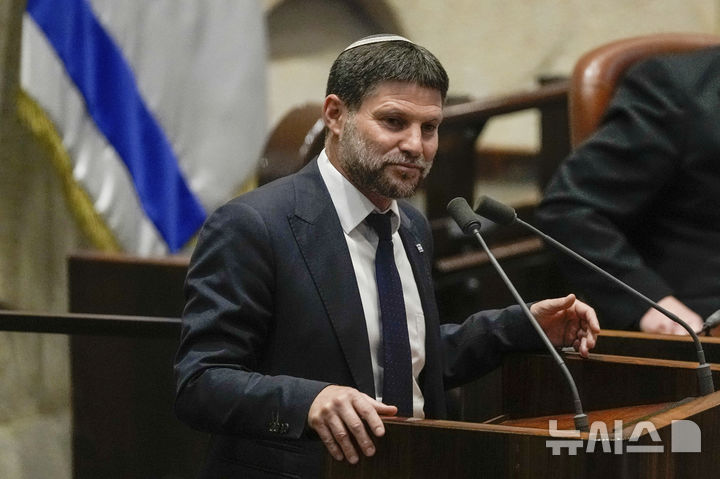 [예루살렘=AP/뉴시스]극우 성향의 베잘렐 스모트리치 이스라엘 재무장관이 2023년 7월10일 예루살렘의 이스라엘 의회에서 연설하고 있다. 그는 15일(현지시각) "이스라엘은 도널드 트럼프 미 대통령의 가자지구 주민 해외 이주 계획 이행 논의를 위해 미국과 적극적으로 접촉하고 있으며, 가자지구에서 이주하는 과정은 앞으로 몇 주 안에 시작될 것"이라고 말했다고 타임스 오브 이스라엘이 보도했다. 2025.02.16.