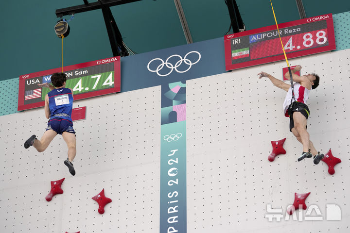 [파리=AP/뉴시스] 미국의 샘 왓슨(왼쪽)이 8일(한국시각) 프랑스 파리 르부르제 클라이밍 경기장에서 펼쳐진 '2024 파리 올림픽' 스포츠클라이밍 남자 스피드 8강전에서 4.74초로 터치패드를 찍으며 자신의 세계 신기록을 또 한 번 갈아치웠다. 2024.08.08.