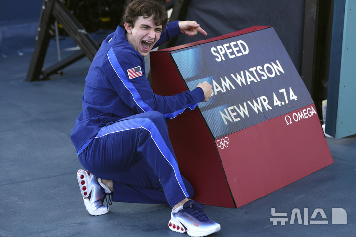 [파리=AP/뉴시스] 미국의 샘 왓슨이 8일(한국시각) 프랑스 파리 르부르제 클라이밍 경기장에서 펼쳐진 '2024 파리 올림픽' 스포츠클라이밍 남자 스피드 8강전에서 자신의 세계 신기록을 또 한 번 갈아치운 뒤 기념 촬영을 진행하고 있다. 2024.08.08.