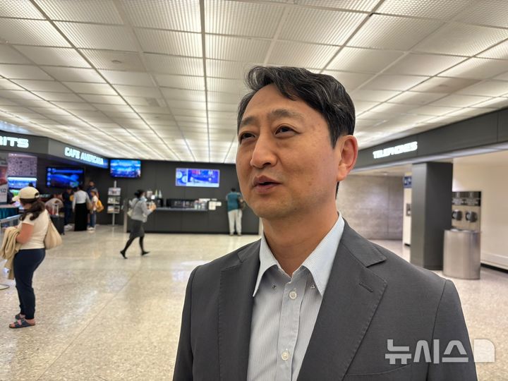 [워싱턴=뉴시스]이윤희 특파원 = 안덕근 산업통상자원부 장관이 7일(현지 시각현지시각) 워싱턴DC 인근 덜레스 국제공항으로 입국하며 특파원들의 질문에 답하고 있다. 2024.08.08. 