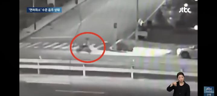 [서울=뉴시스] 슈가가 전통 스쿠터 탄 모습. (사진 = JTBC '뉴스룸' 캡처) 2024.08.07. photo@newsis.com *재판매 및 DB 금지