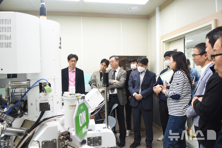[창원=뉴시스]한국재료연구원 창원 본원에서 열린 기업인 초청 기업지원 워크숍 및 인프라 공동 활용·지원을 위한 연구원 실험실 투어 모습.(사진=한국재료연구원 제공)2024.08.008. photo@newsis.com